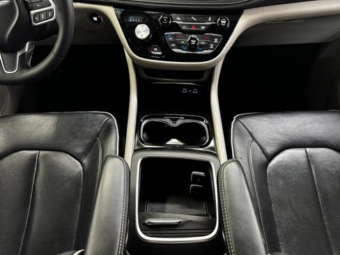 Used 2023 Chrysler Pacifica Limited FWD image 32