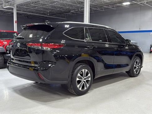 Used 2022 Toyota Highlander XLE image 4