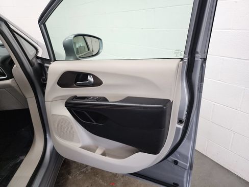 Used 2018 Chrysler Pacifica Touring Plus FWD image 32