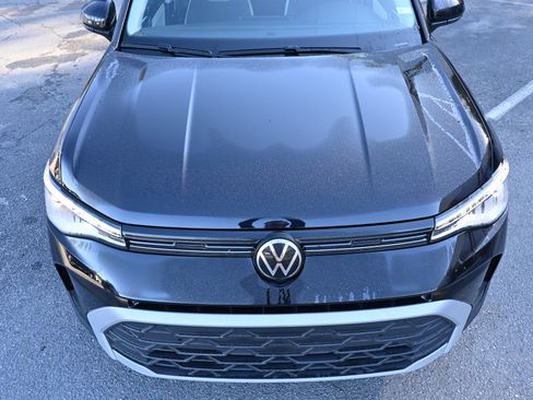 Used 2025 Volkswagen Taos SE image 12