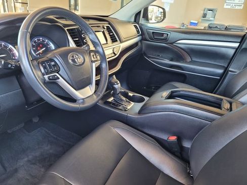 Used 2014 Toyota Highlander Plus FWD image 12