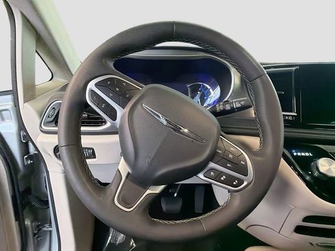 Used 2024 Chrysler Pacifica Limited FWD image 14