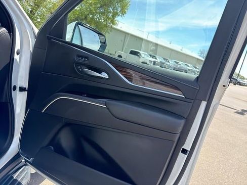 Used 2021 Cadillac Escalade Premium Luxury AWD/4WD image 16