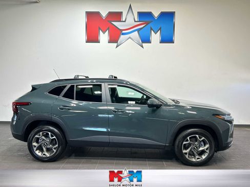 Used 2025 Chevrolet Trax LT w/ LT Convenience Package FWD image 1