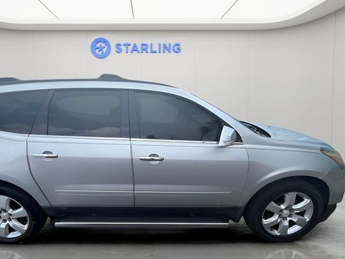 Used 2016 Chevrolet Traverse LT w/ Style and Technology Package FWD image 3
