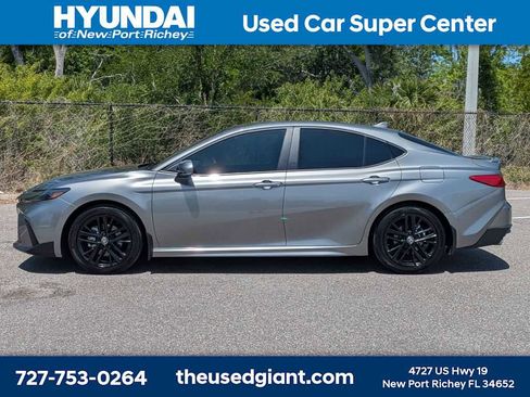Used 2025 Toyota Camry SE FWD image 2