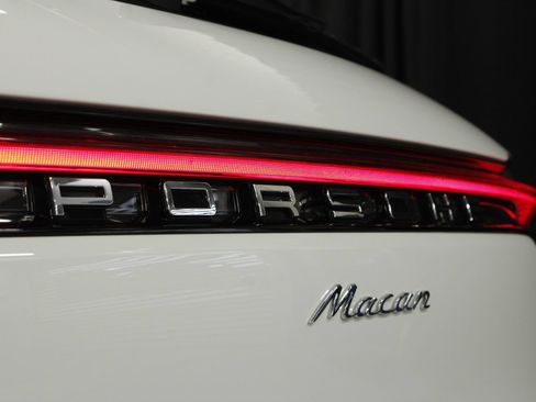Certified 2025 Porsche Macan AWD/4WD image 14