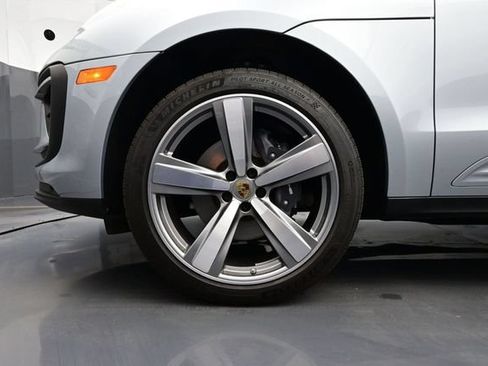 Certified 2025 Porsche Macan AWD/4WD image 6