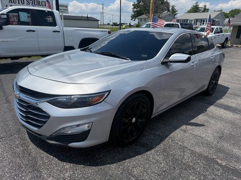Used 2019 Chevrolet Malibu LT FWD image 2