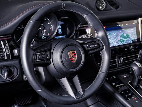 Certified 2025 Porsche Macan image 18