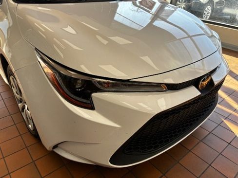 Used 2022 Toyota Corolla LE FWD image 2