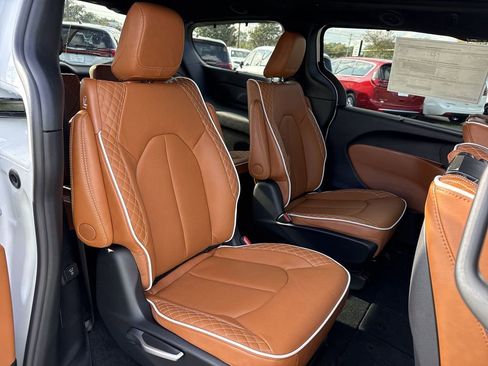 New 2026 Chrysler Pacifica Pinnacle image 26