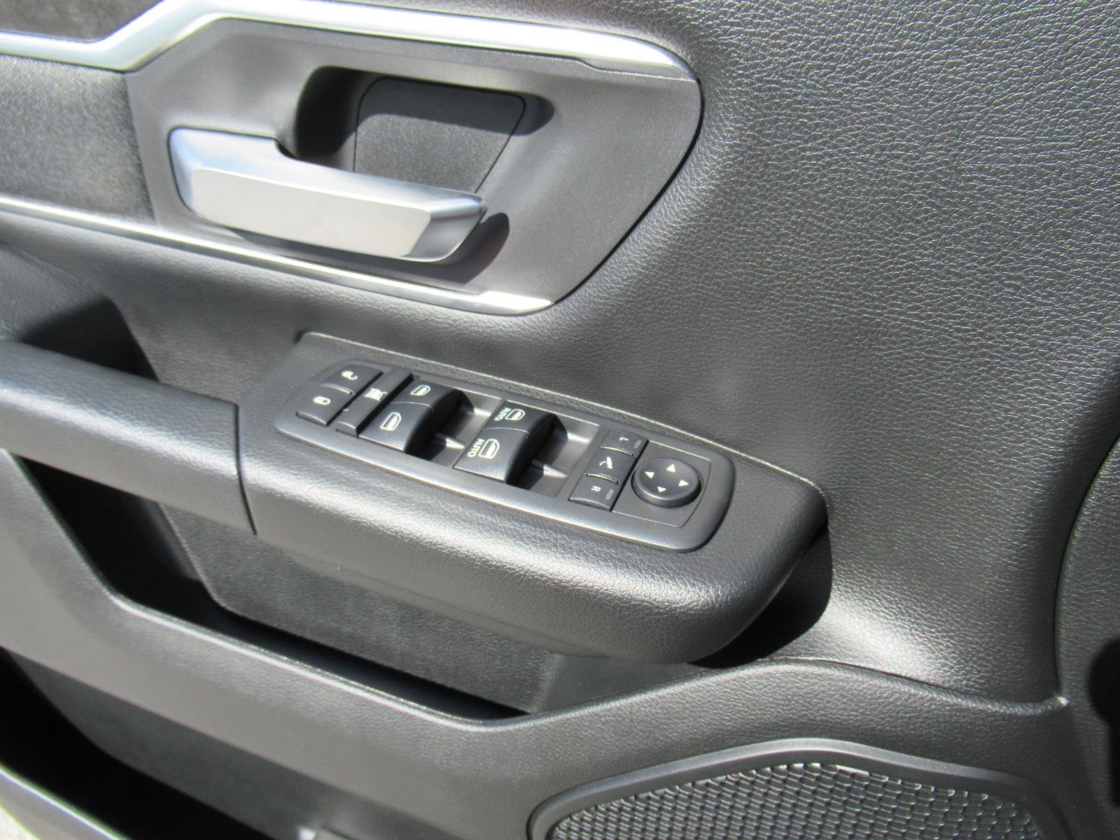 Used 2019 RAM 1500 4x4 Crew Cab image 21