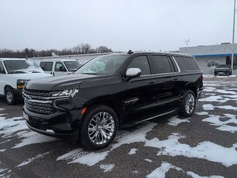 Used 2023 Chevrolet Suburban Premier w/ Premium Package image 2
