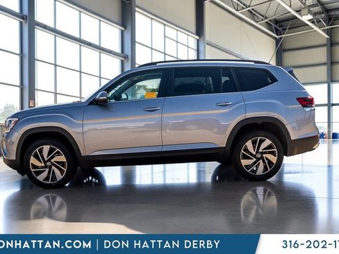 Used 2025 Volkswagen Atlas SE AWD/4WD image 2