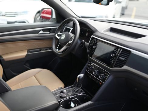 Used 2022 Volkswagen Atlas Cross Sport SE AWD/4WD image 16