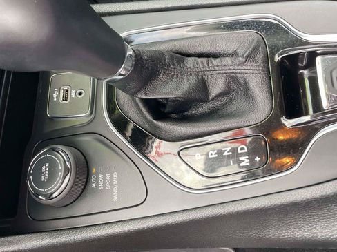 Used 2019 Jeep Cherokee Limited AWD/4WD image 19