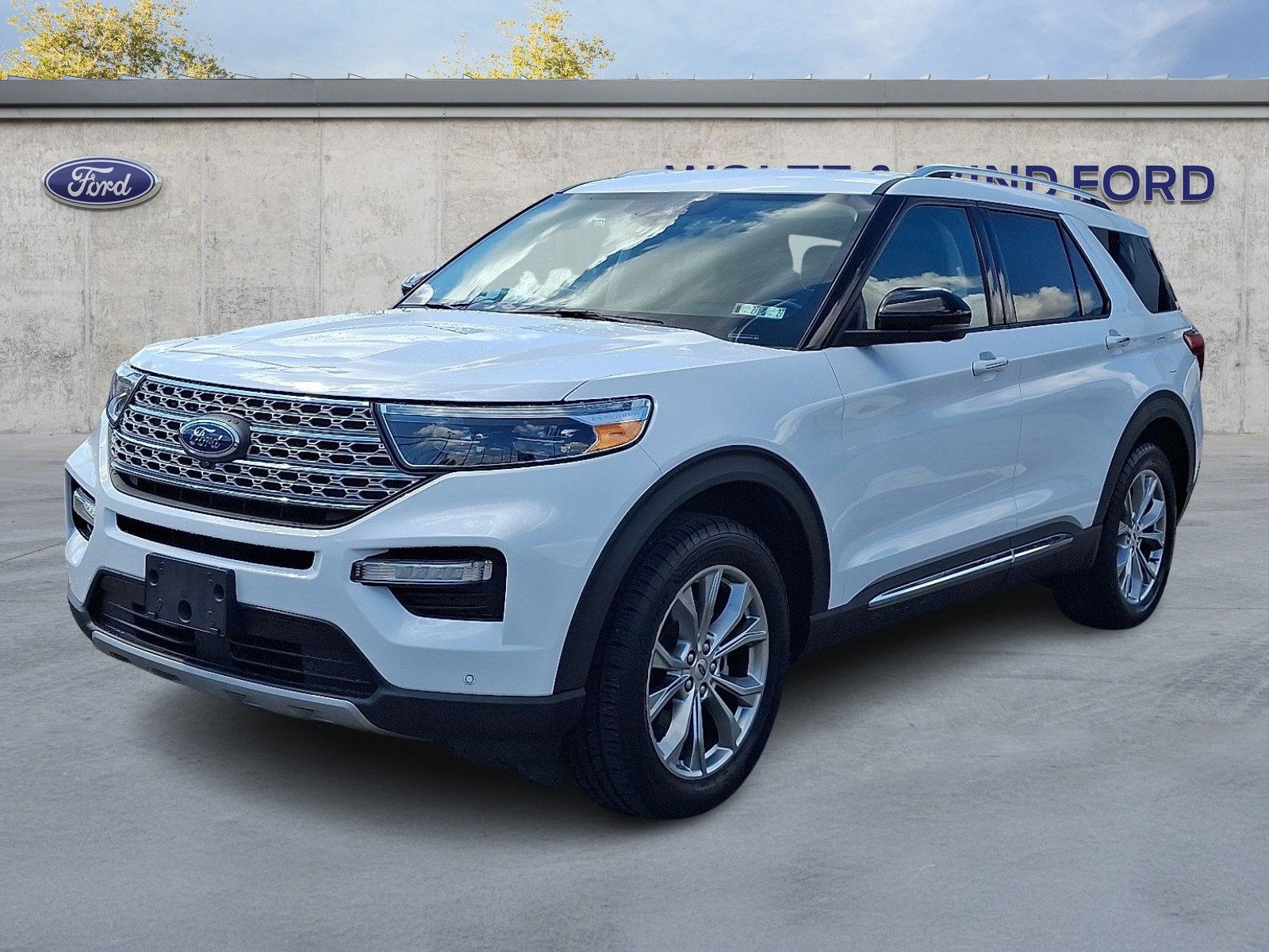 Used 2021 Ford Explorer Limited w/ Equipment Group 301A AWD/4WD image 3