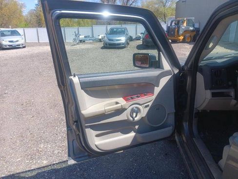 Used 2007 Jeep Commander Limited AWD/4WD image 22