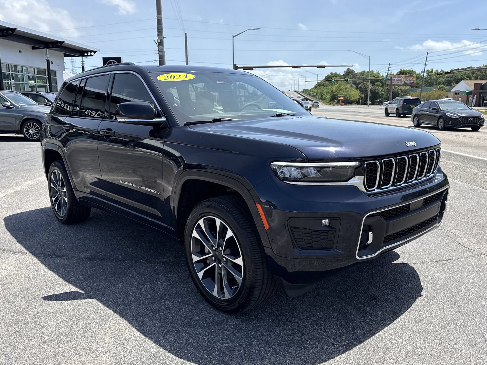 Used 2024 Jeep Grand Cherokee Overland AWD/4WD image 7