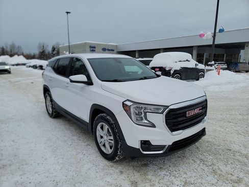 Used 2024 GMC Terrain SLE image 2