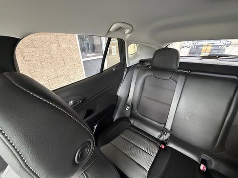 Used 2025 Chevrolet Trax LT FWD image 38