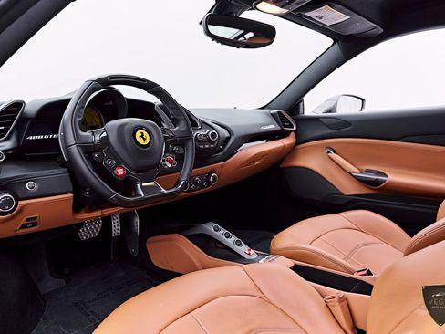 Used 2018 Ferrari 488 GTB RWD image 2