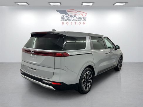 Used 2022 Kia Carnival EX image 4