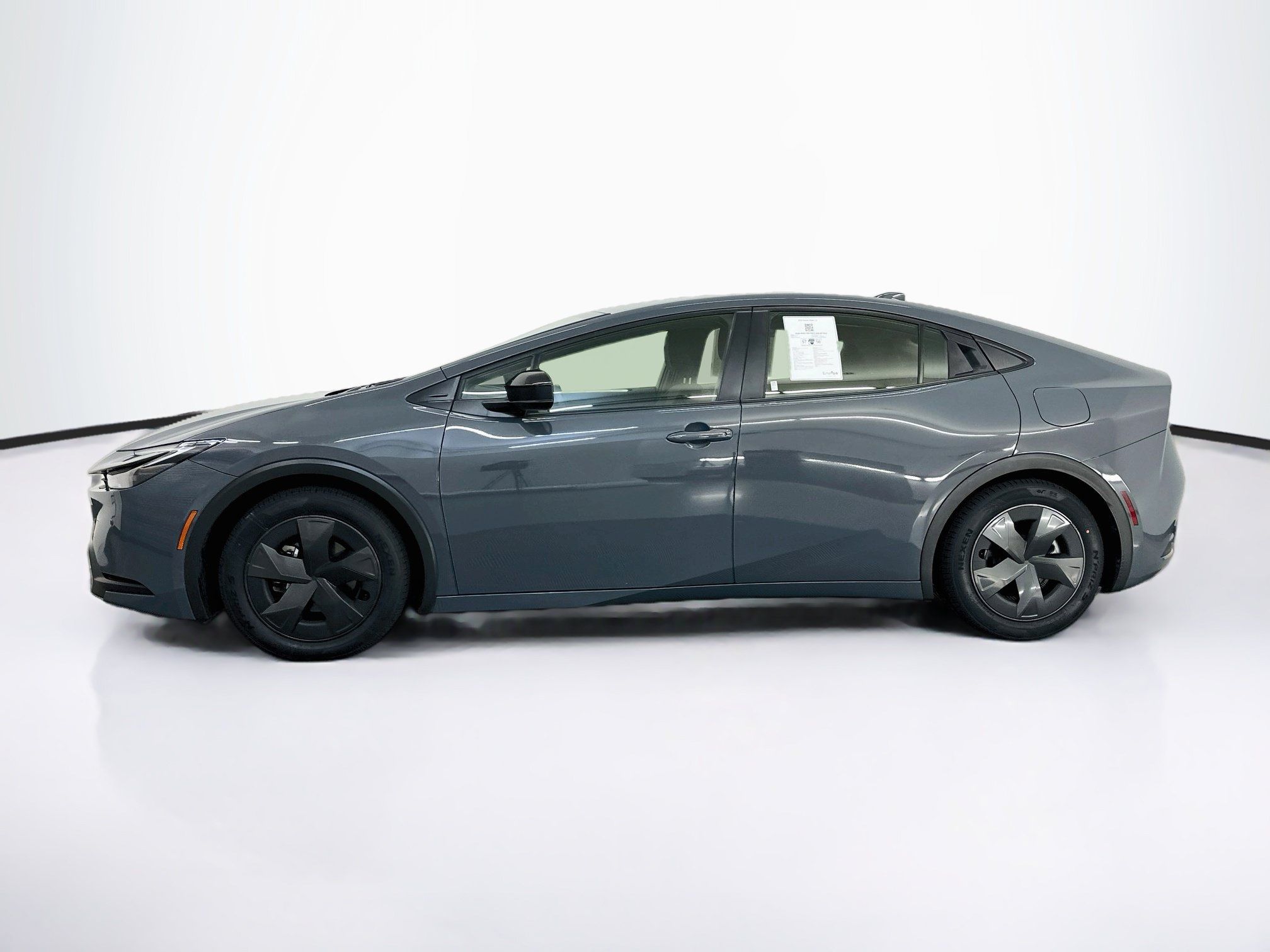 Used 2025 Toyota Prius LE FWD image 4