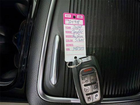 Used 2024 Chrysler Pacifica Limited FWD image 39