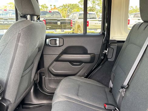 Used 2025 Jeep Wrangler Sahara image 14