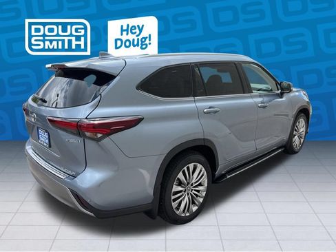 Used 2024 Toyota Highlander Platinum AWD/4WD image 6