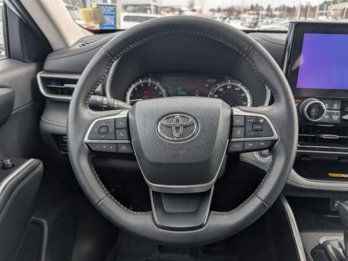 Used 2023 Toyota Highlander XLE image 11