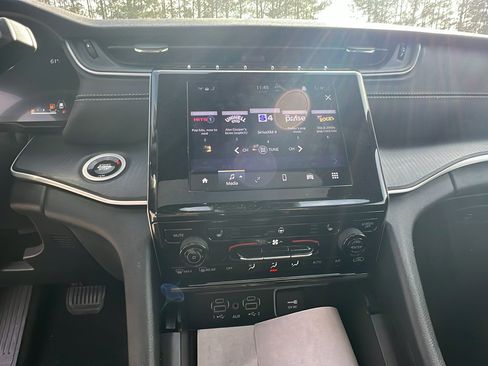 Used 2024 Jeep Grand Cherokee Laredo X w/ Luxury Tech Group I image 32