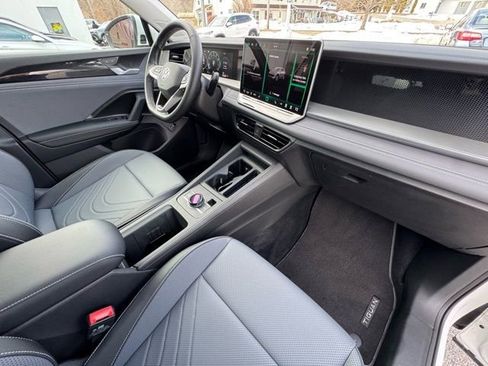 Used 2025 Volkswagen Tiguan SE image 26