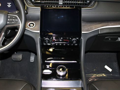 New 2025 Jeep Grand Cherokee Limited w/ Luxury Tech Group II image 13