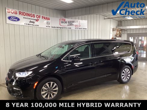 Used 2024 Chrysler Pacifica Limited FWD image 1