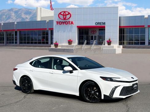 Used 2025 Toyota Camry SE image 1
