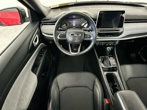 Used 2025 Jeep Compass Latitude w/ Sun & Sound Group AWD/4WD image 9