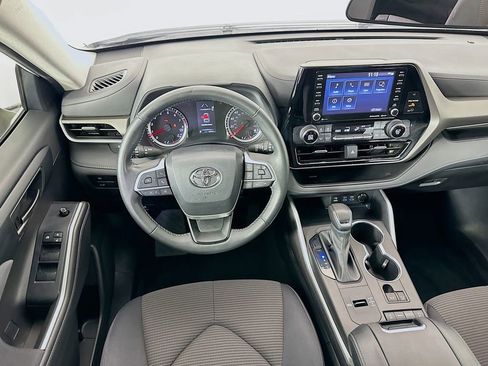 Used 2022 Toyota Highlander LE FWD image 21