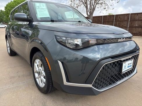 Used 2025 Kia Soul LX w/ LX Technology Package FWD image 2
