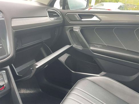 Used 2022 Volkswagen Tiguan SE w/ Panoramic Sunroof Package image 33