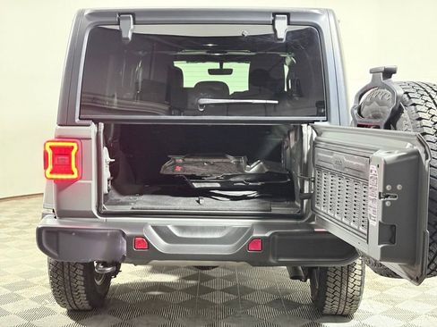 Used 2018 Jeep Wrangler Unlimited Sahara AWD/4WD image 6