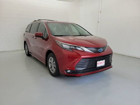 Used 2025 Toyota Sienna XLE w/ XLE Plus Package FWD image 4