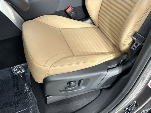 Used 2025 Land Rover Discovery Dynamic SE image 17