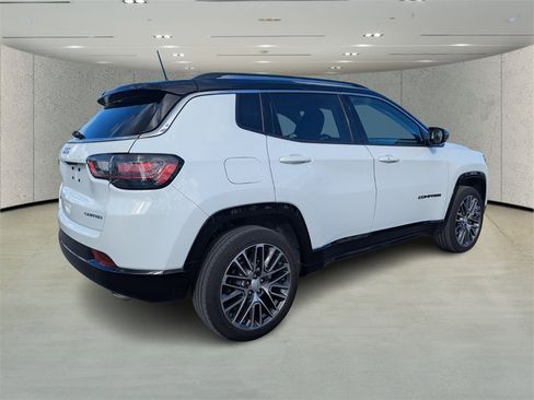 Certified 2022 Jeep Compass Limited w/ Elite Group image 3