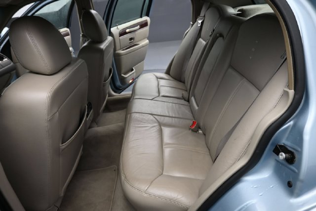 Used 2010 Lincoln Town Car Signature Limited RWD image 13
