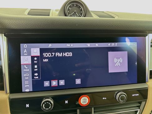 Used 2025 Porsche Macan image 15