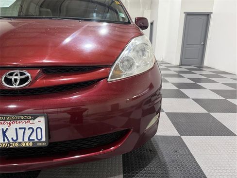 Used 2008 Toyota Sienna XLE image 11