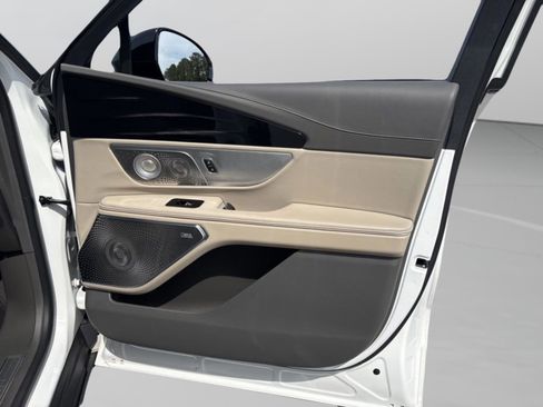 Used 2025 Lincoln Nautilus Reserve image 9